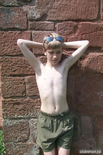 1891_aaron-in-gray-shorts_ru-25.jpg